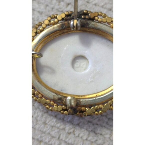 Vintage Porcelain Brooch/Pendant Courting Couple Scene & Ornate Gold-Tone Frame - Picture 6 of 7